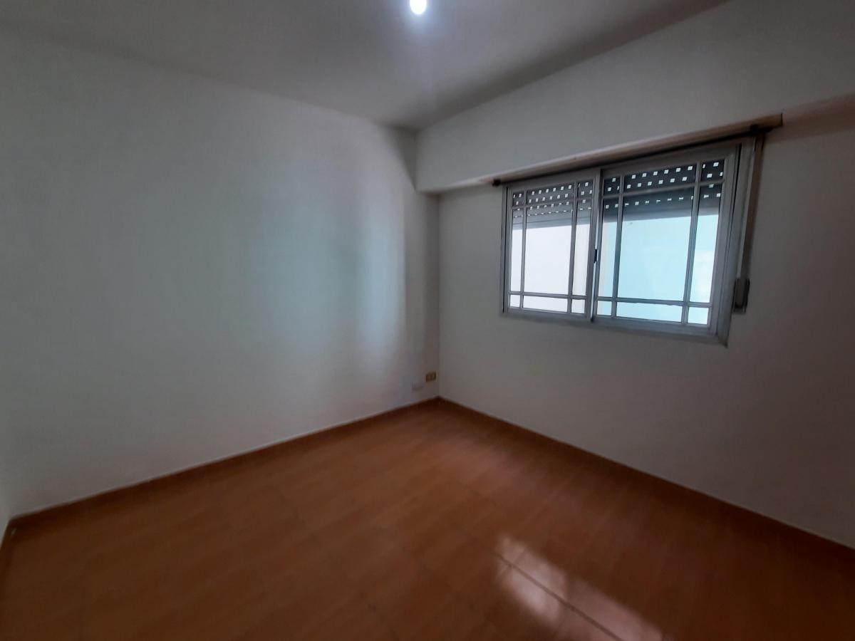 Venta PH de 2 Amb. Al Frente con Cochera y Patio. a 1 C/av. H. Yrigoyen - Sin Expensas 2