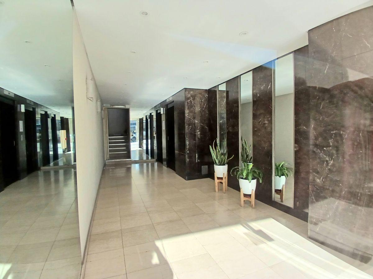 Venta Depto 3 Amb piso alto, muy luminoso c/Balcón sobre Av. H. Yrigoyen, a 4 C/ de la estación