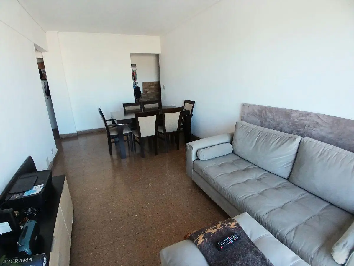 Venta Depto 3 Amb piso alto, muy luminoso c/Balcón sobre Av. H. Yrigoyen, a 4 C/ de la estación 4