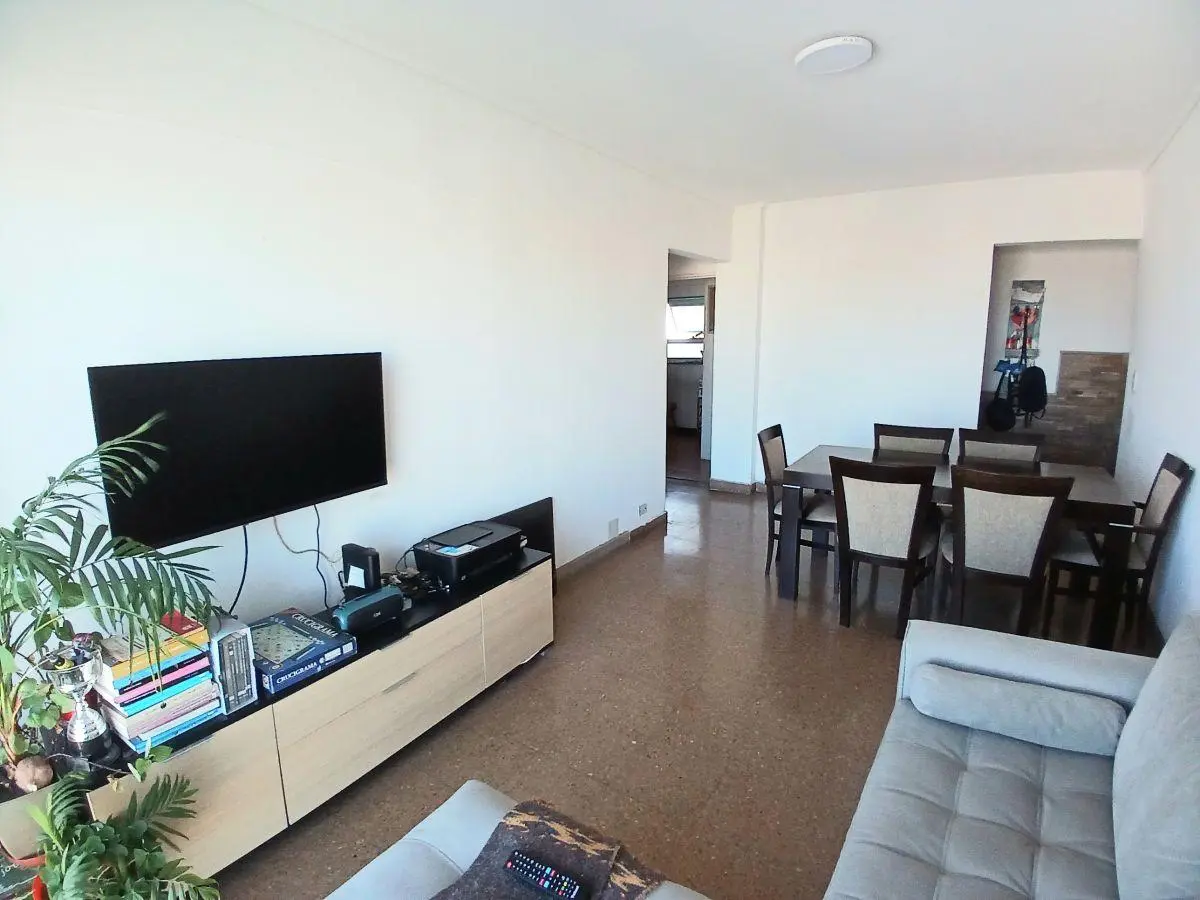 Venta Depto 3 Amb piso alto, muy luminoso c/Balcón sobre Av. H. Yrigoyen, a 4 C/ de la estación 5