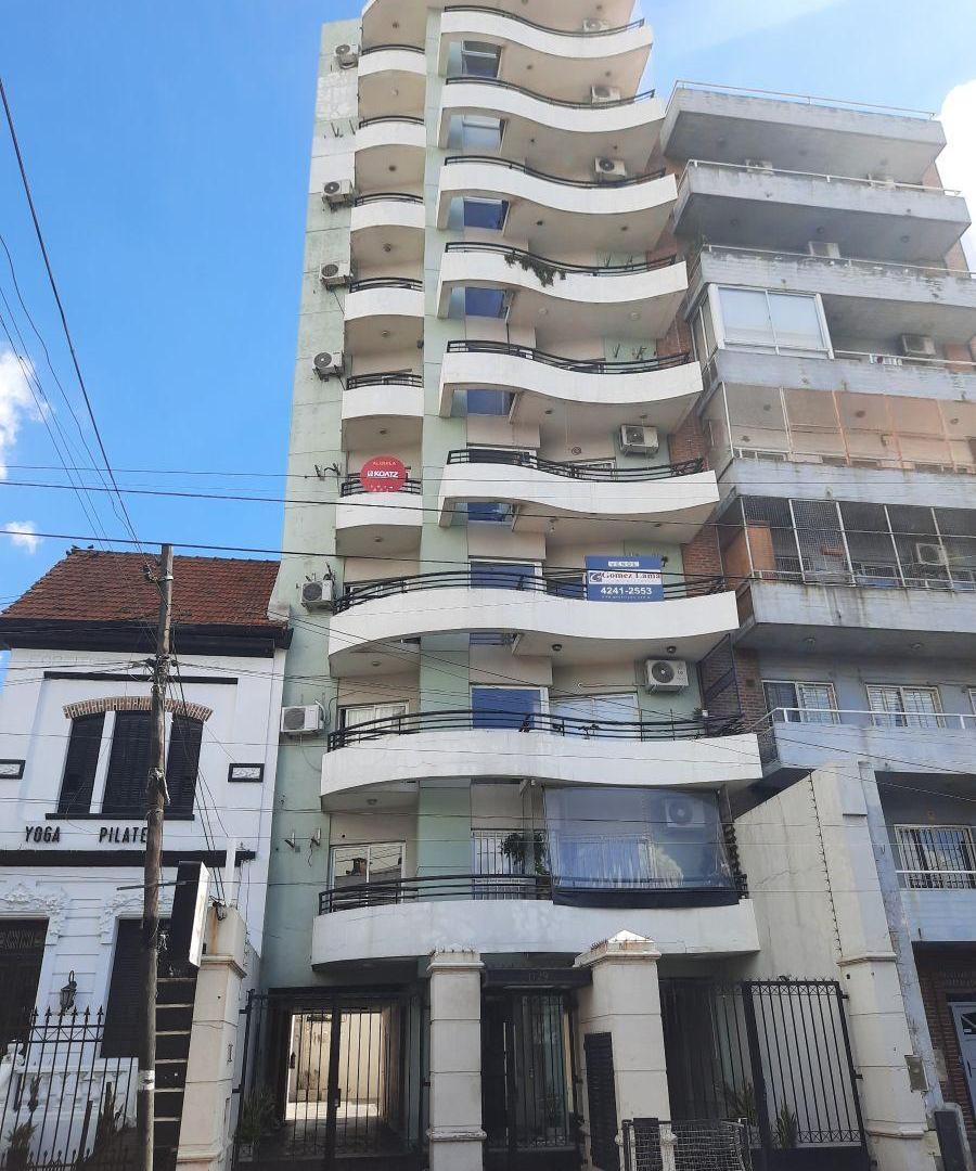 Excelente Semipiso 2 ambientes c/2 Balcones y Cochera - Pleno centro comercial de Lanús Este-