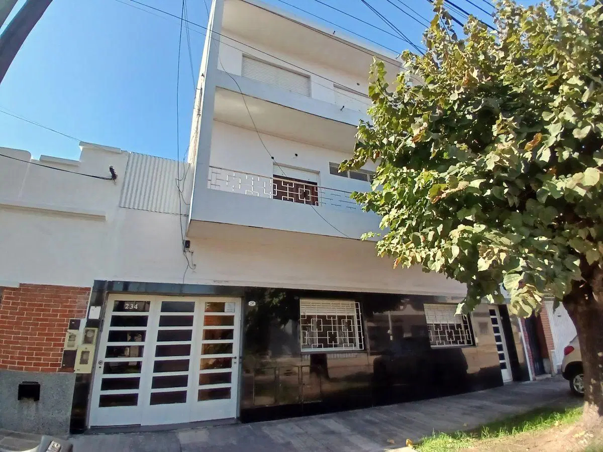 Venta Importante Propiedad en 3 plantas - Ideal 2 Familias o destino Profesional 4