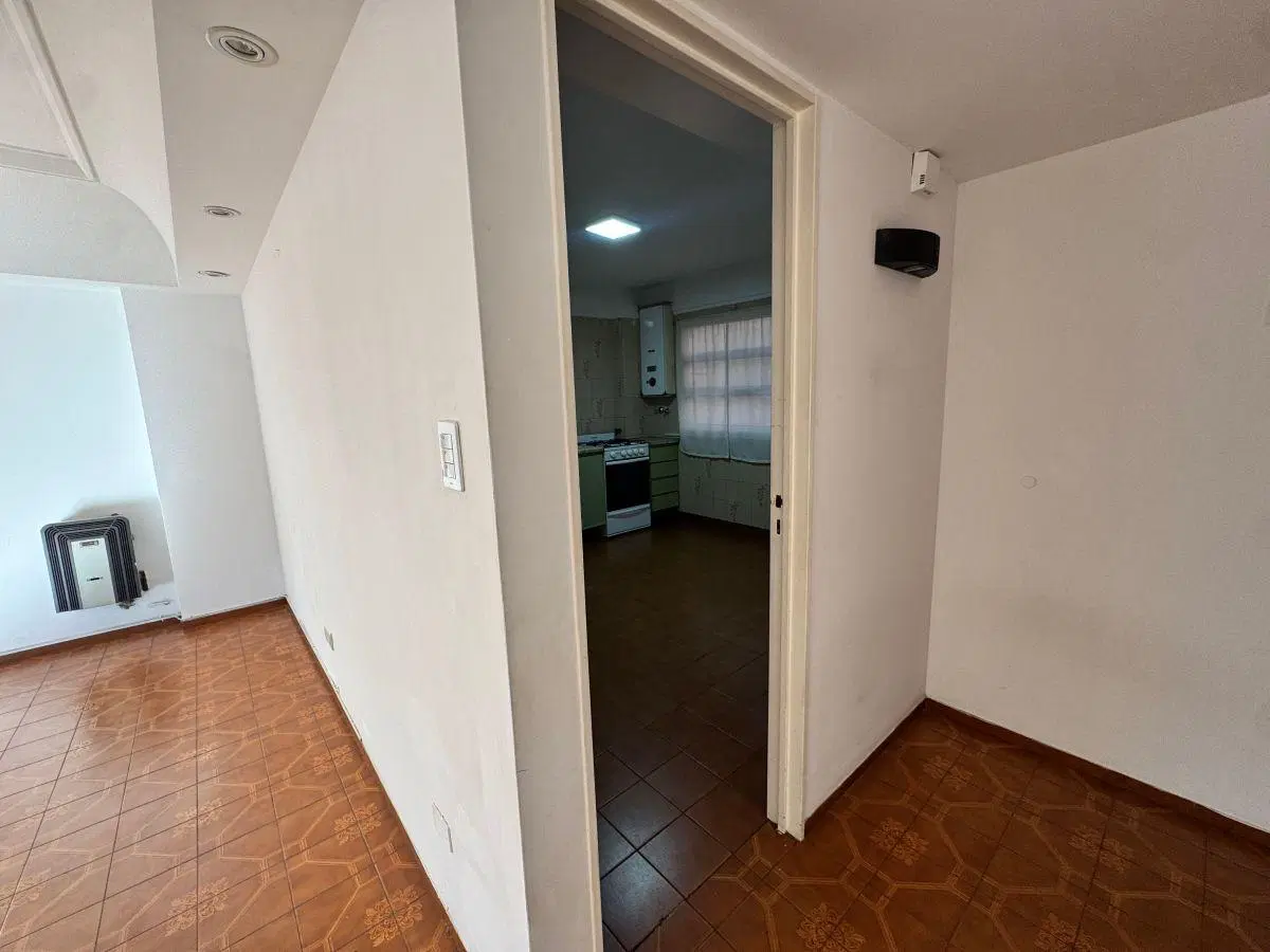 Amplio Departamento de 4 ambientes al Frente c/Patio propio y 2 Balcones - En pleno Lanusita 3