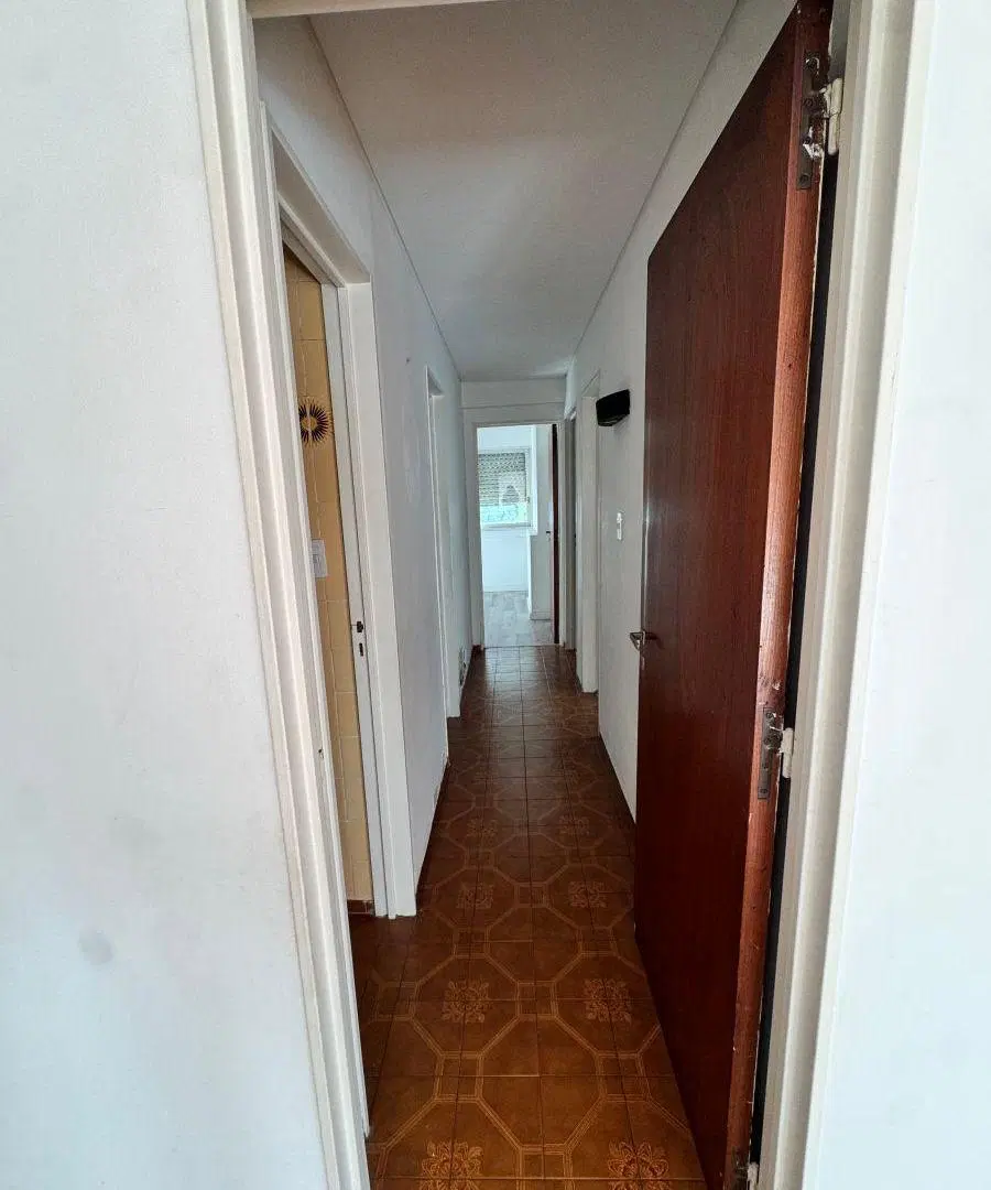 Amplio Departamento de 4 ambientes al Frente c/Patio propio y 2 Balcones - En pleno Lanusita 1