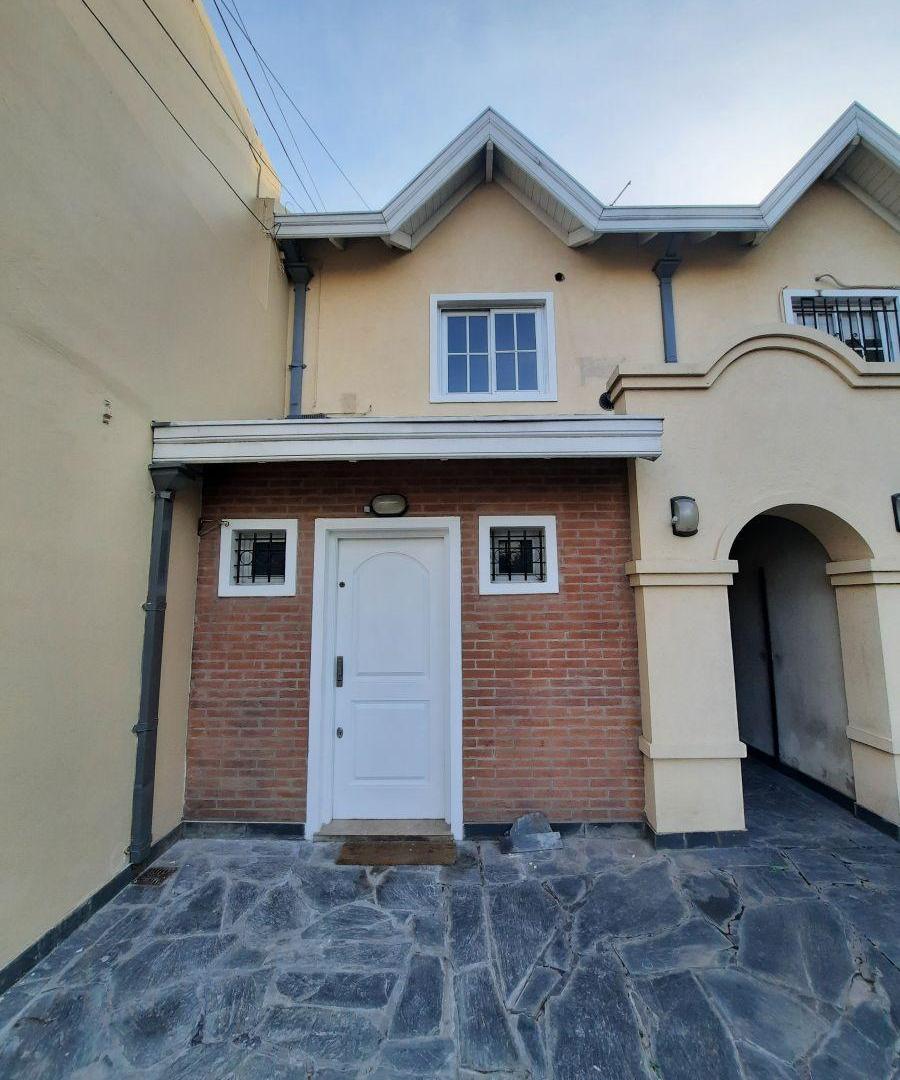 Venta de Excelente Duplex con gge y totalemente indep a mts. de 25 de Mayo