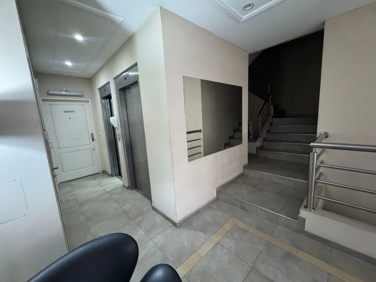 Espectacular Semi-piso de 2 ambientes con cochera y baulera en el corazón de Lanusita 5