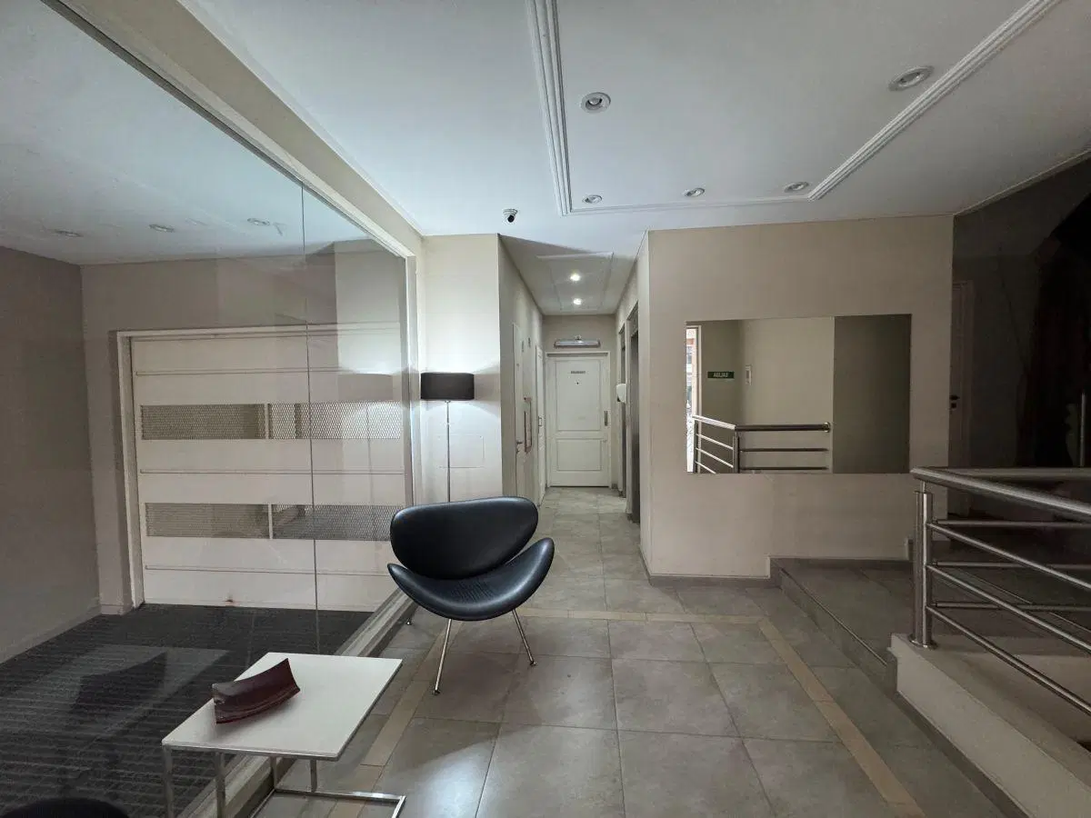 Espectacular Semi-piso de 2 ambientes con cochera y baulera en el corazón de Lanusita 2