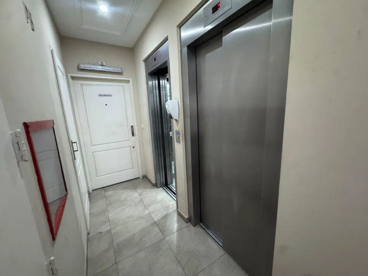 Espectacular Semi-piso de 2 ambientes con cochera y baulera en el corazón de Lanusita 3