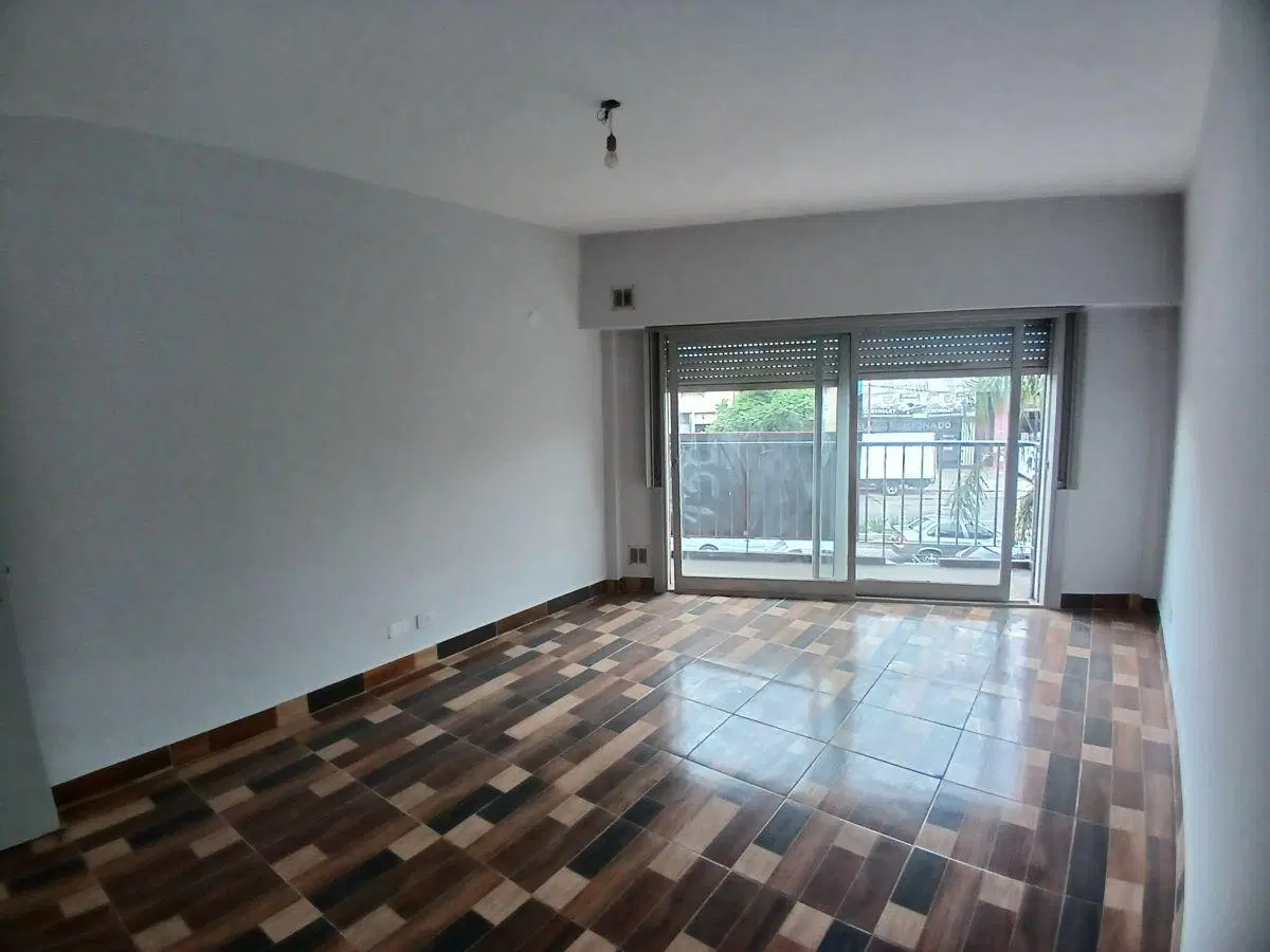 ALQUILER Dto. en Ps. 1 por escalera c/balcón, a mts. de Av. Galicia- Apto vivienda y profesional 2