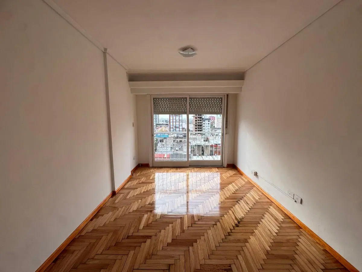 Alquiler Dto de 3 amb. c/balcon - Excelente ubicación sobre la avda y a 3 cdras. de la estacion 4