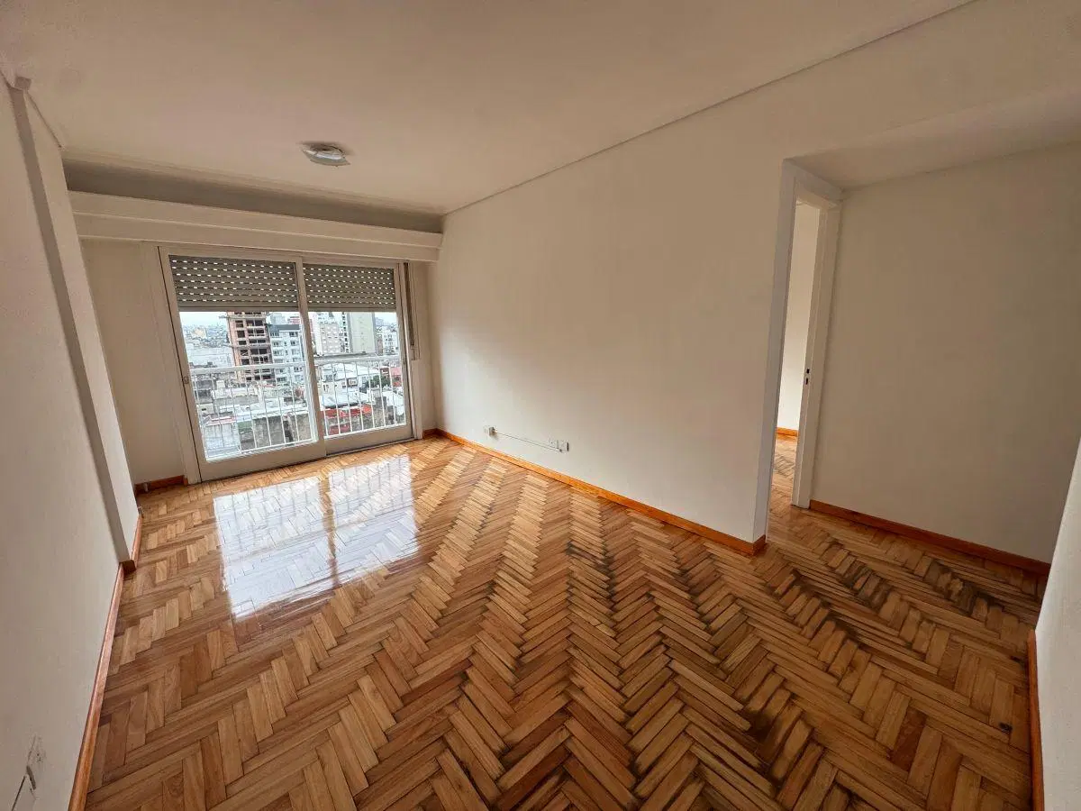 Alquiler Dto de 3 amb. c/balcon - Excelente ubicación sobre la avda y a 3 cdras. de la estacion 5