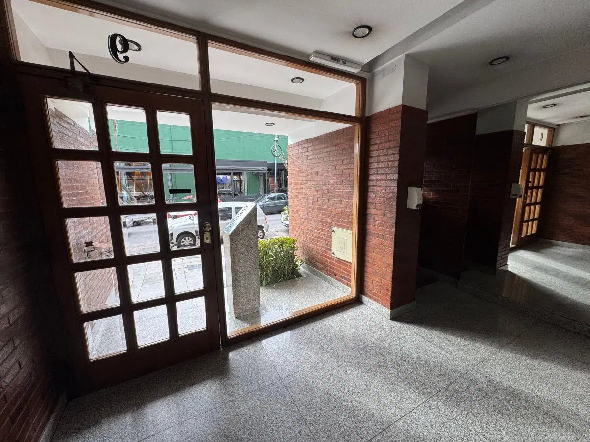 Alquiler Dto de 3 amb. c/balcon - Excelente ubicación sobre la avda y a 3 cdras. de la estacion 2