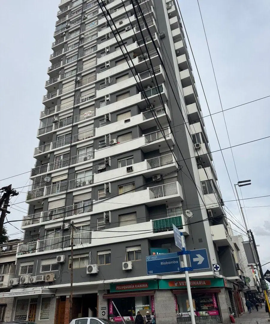 Alquiler Dto de 3 amb. c/balcon - Excelente ubicación sobre la avda y a 3 cdras. de la estacion 3