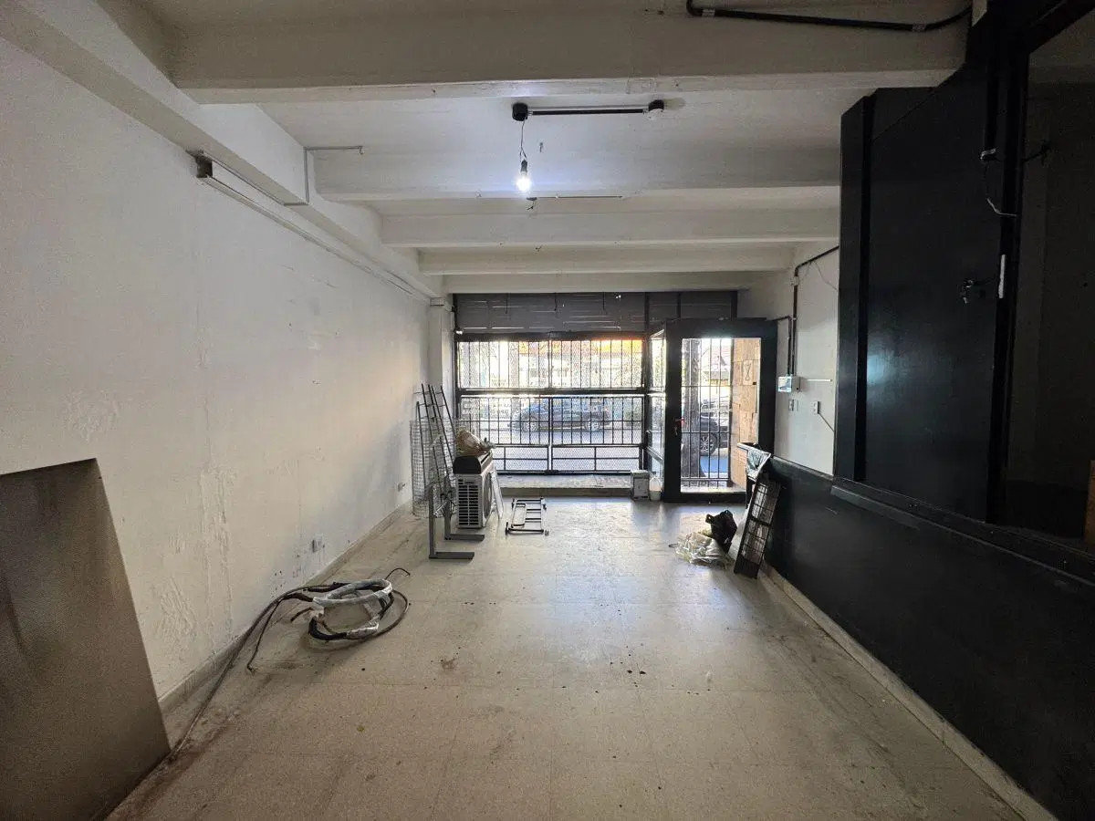 Excelente Local Comercial en una zona muy comercial, con mucha exposición visual y transito peatonal 3