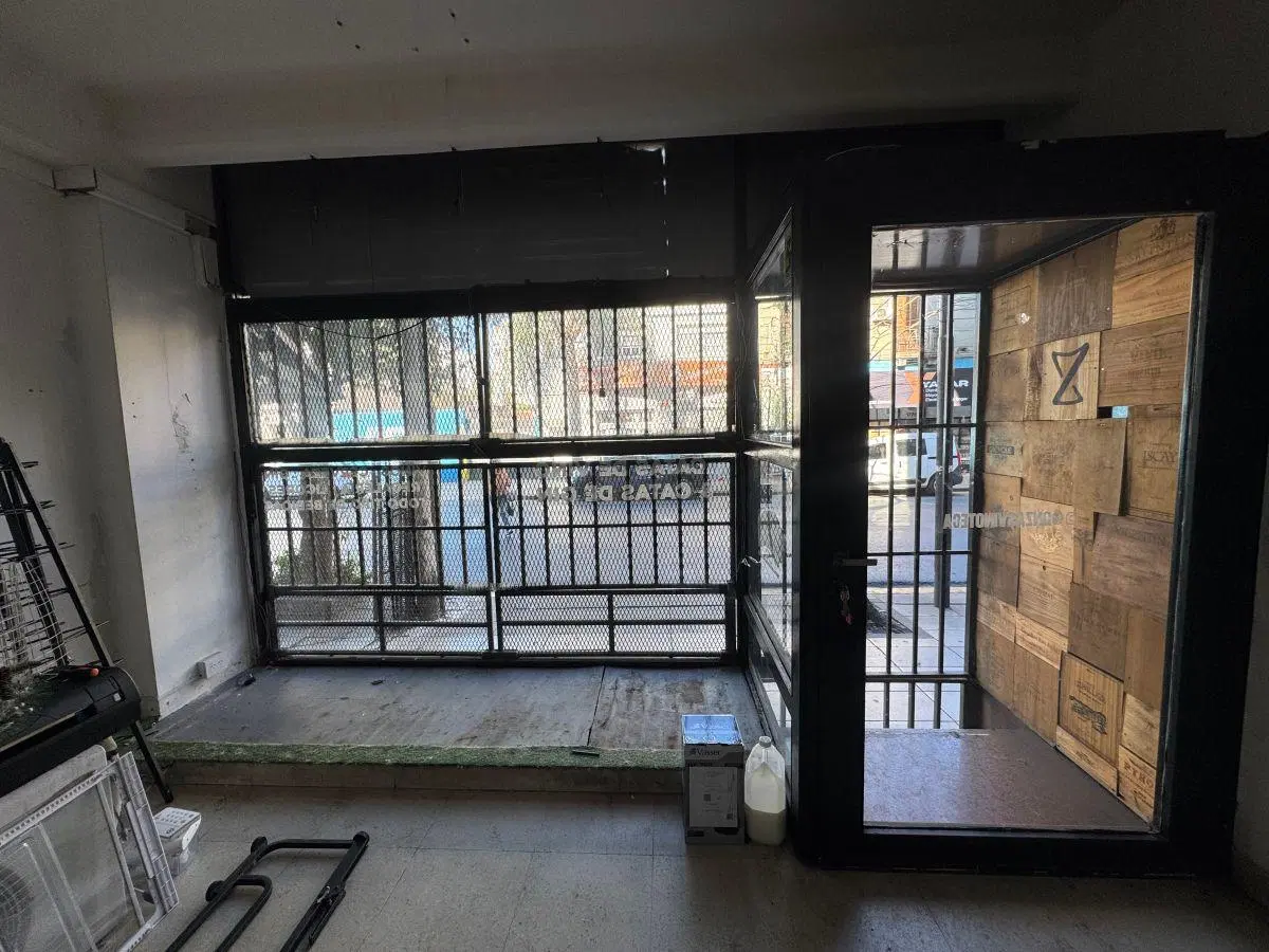 Excelente Local Comercial en una zona muy comercial, con mucha exposición visual y transito peatonal 4