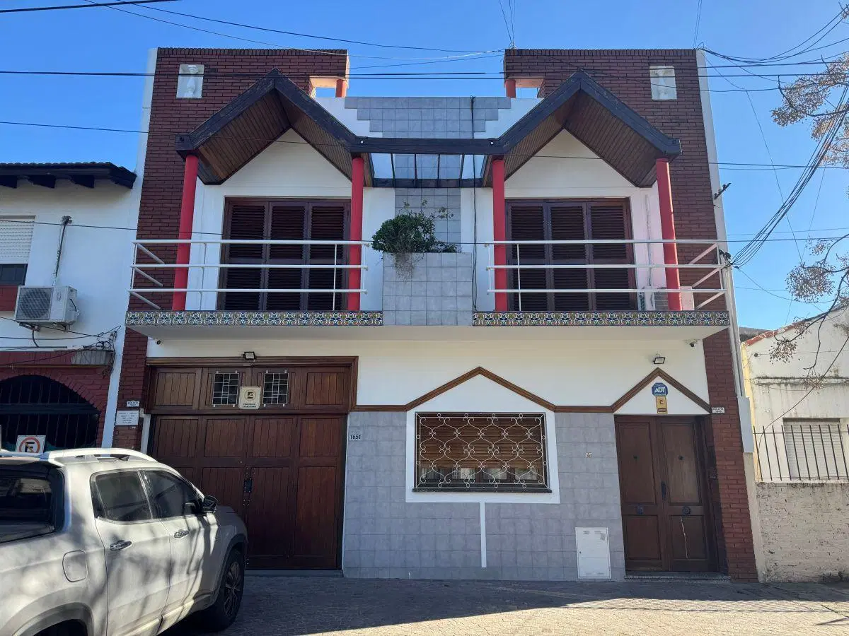 Alquiler Casa PH de 4 amb. en 2 plantas con cochera, quincho, parrilla, patio y terraza. Buen barrio 3