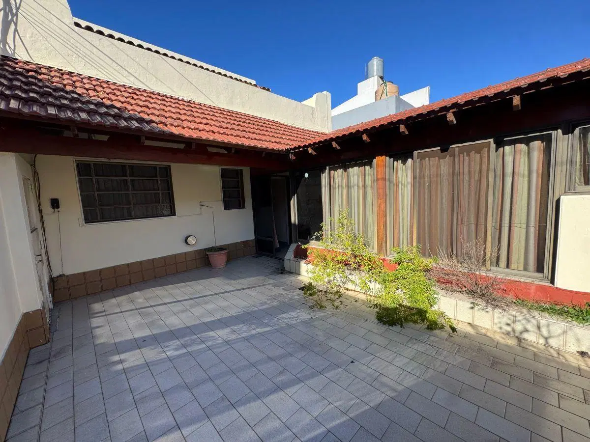 Alquiler Casa PH de 4 amb. en 2 plantas con cochera, quincho, parrilla, patio y terraza. Buen barrio 8