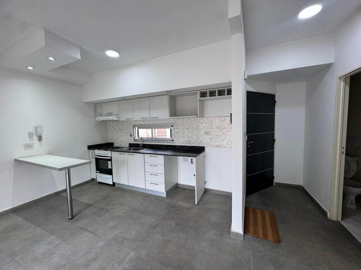 Foto de ALQUILER Semipiso de 2 ambientes al Frente con Balcon - A sólo 2 Cdras, imagen 5