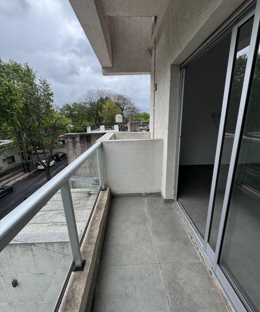 Foto de ALQUILER Semipiso de 2 ambientes al Frente con Balcon - A sólo 2 Cdras, imagen 3