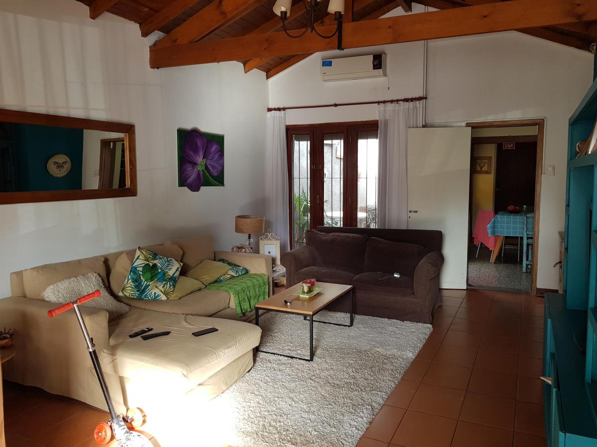 BECCAR - 3 DORM. COMODA Y SOLEADA CASA - 5 CUADRAS DEL TREN