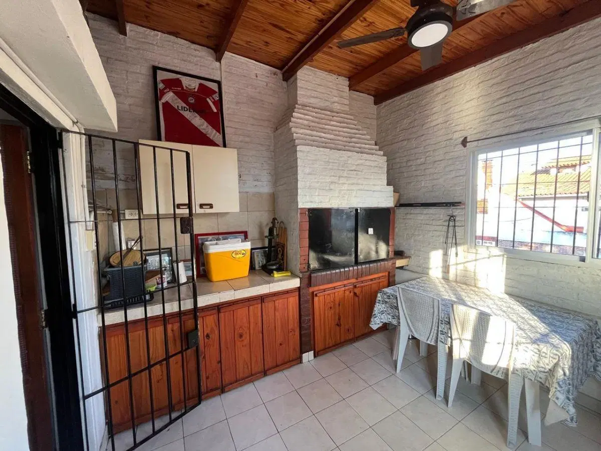 VENTA: VILLA DEVOTO. EXCELENTE CASA DE 3 AMB. EN UNA ZONA TRANQUILA. A MTS DE CENTRO COMERCIAL. 8
