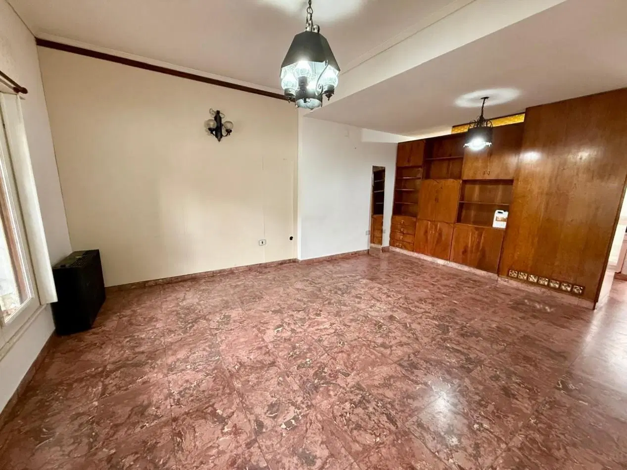 Casa en lote propio de 8.66 x 14.5 con garaje comodo living comedor patio y tres dormitorios 4