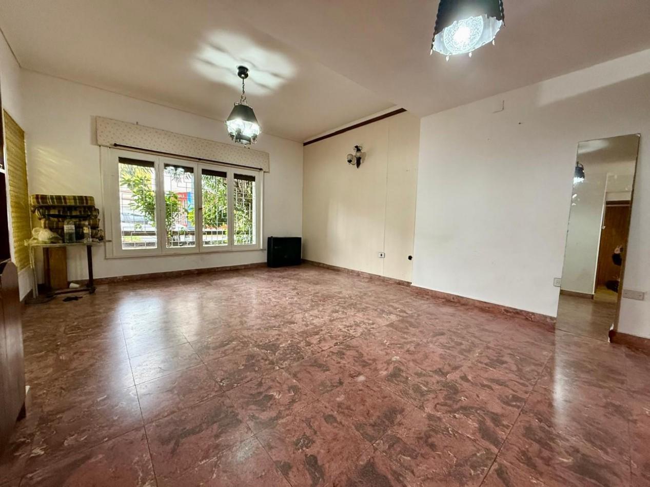 Casa en lote propio de 8.66 x 14.5 con garaje comodo living comedor patio y tres dormitorios