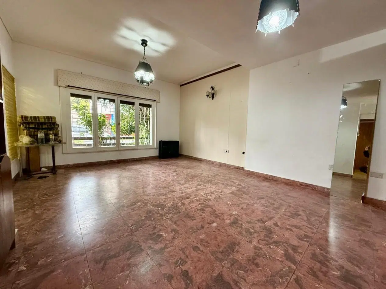 Casa en lote propio de 8.66 x 14.5 con garaje comodo living comedor patio y tres dormitorios 2