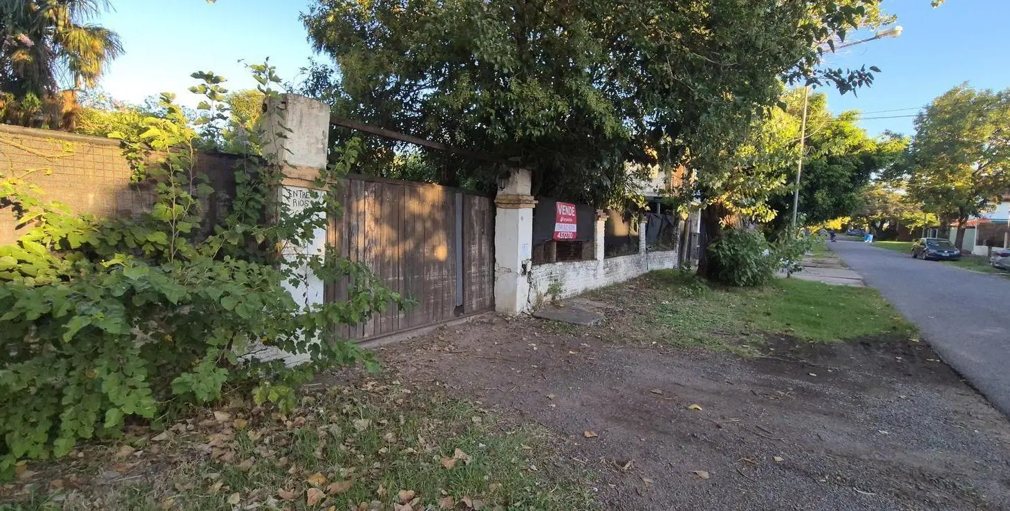 Entre Ríos 2600 - Casa a reciclar en venta con gran terreno - Granadero Baigorrria 2