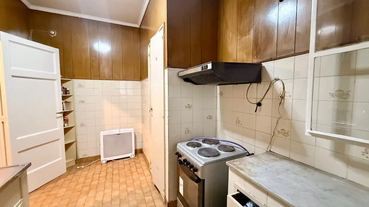 Departamento en alquiler de tres dormitorios con cochera, impuestos y servicios incluidos. 3
