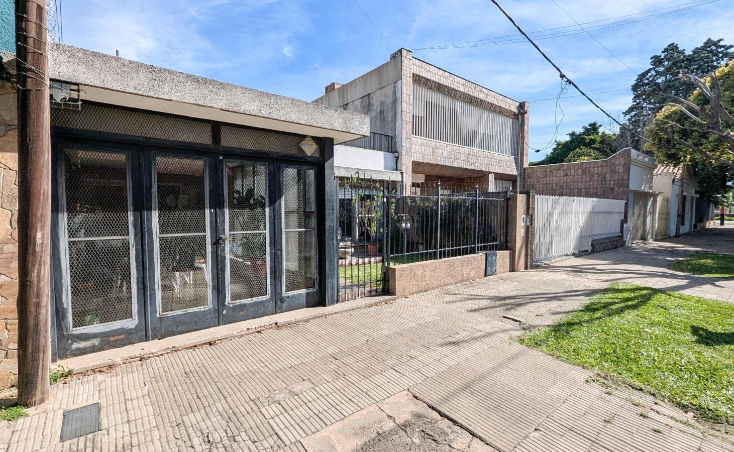 Foto de Dean Funes 2700 - Casa en venta de 3 dormitorios con patio, parrilla y, imagen 2
