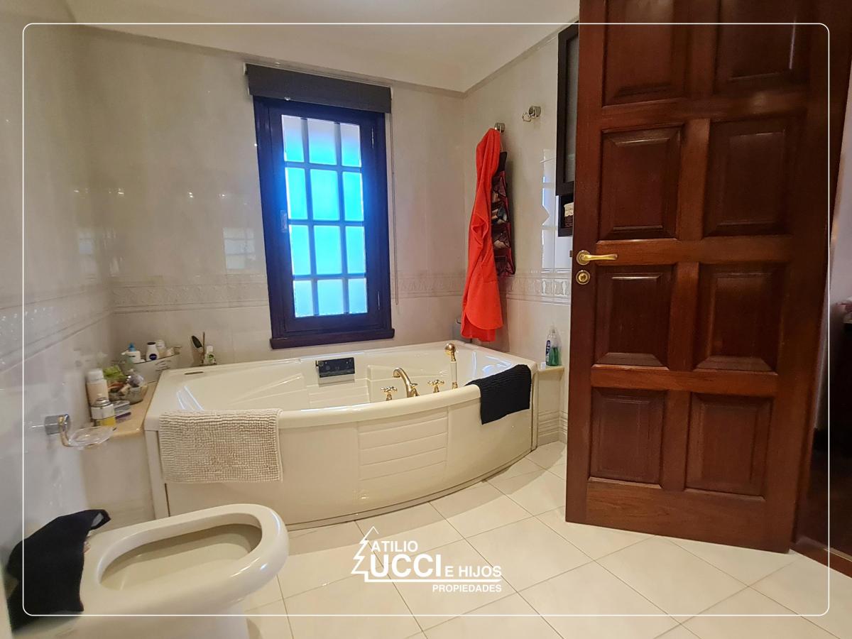 Los Troncos. Venta Magnifico Chalet Distribuido en 3 Plantas. Jardin con Piscina 4