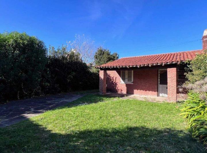 VENTA CASA A RECICLAR 4 AMBIENTES + LOTE MIRAMAR 5