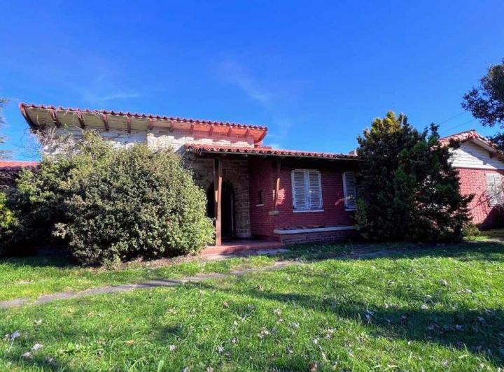 VENTA CASA A RECICLAR 4 AMBIENTES + LOTE MIRAMAR 4