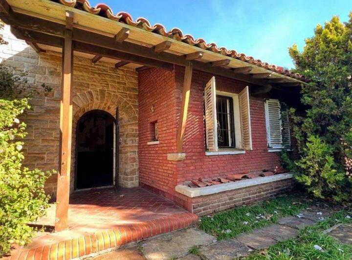 VENTA CASA A RECICLAR 4 AMBIENTES + LOTE MIRAMAR 2