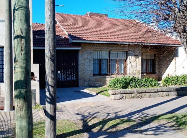 Venta casa de 4 ambientes con cochera en Necochea 3