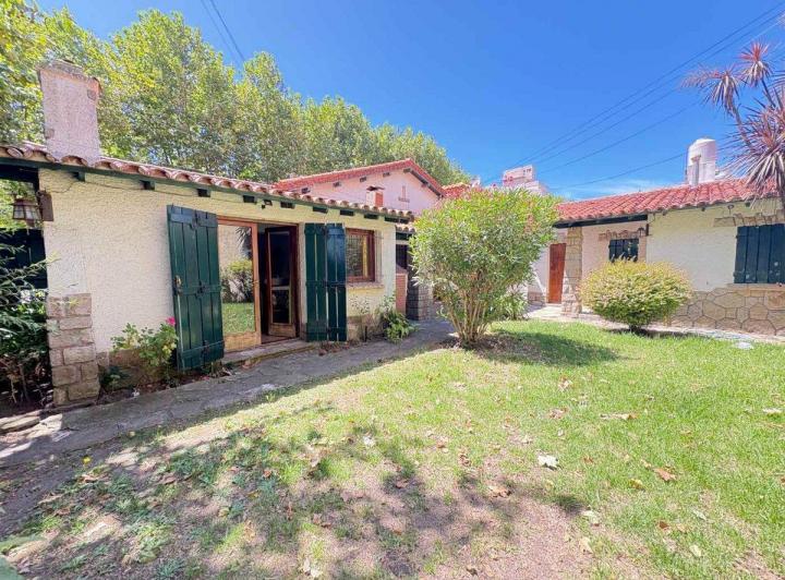 Venta Casa 4 ambientes mas dependencia Miramar 1