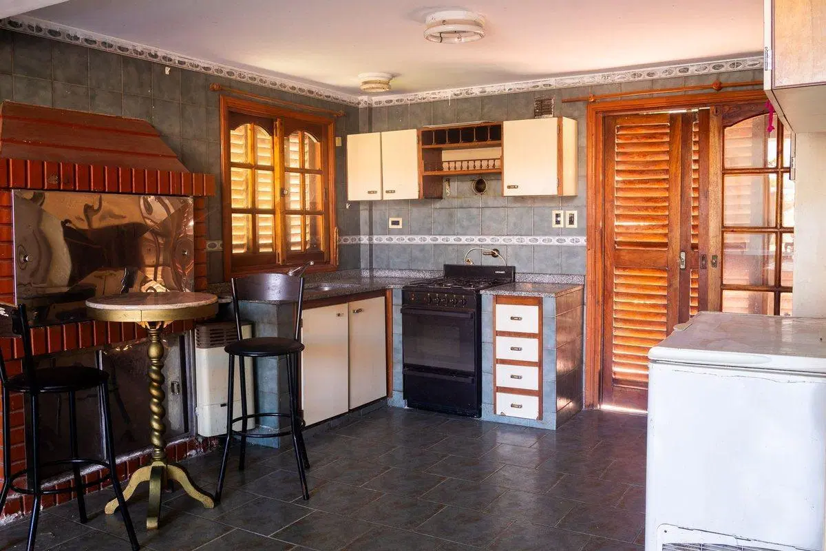 Venta casa 4 ambientes estilo colonial P. Mogotes 2