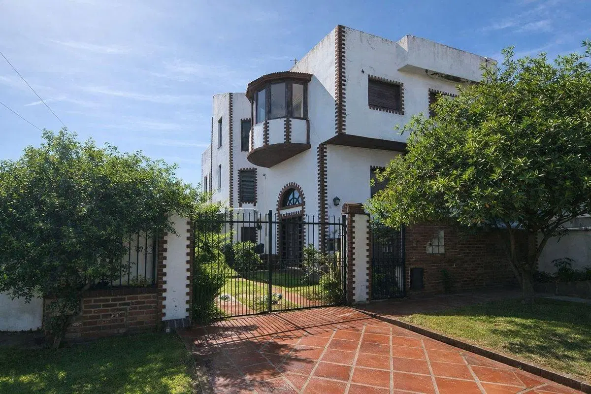 Venta casa 4 ambientes estilo colonial P. Mogotes 5