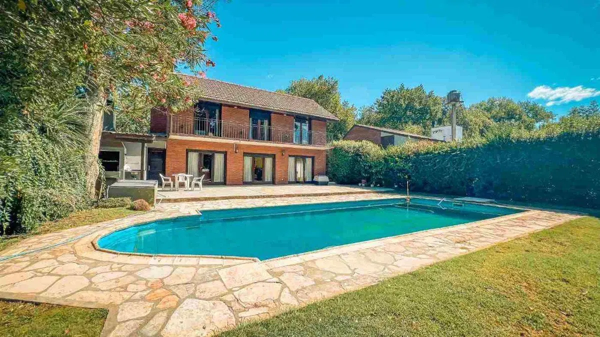VENTA CASA 5 AMBIENTES CON PARQUE Y PISCINA 3