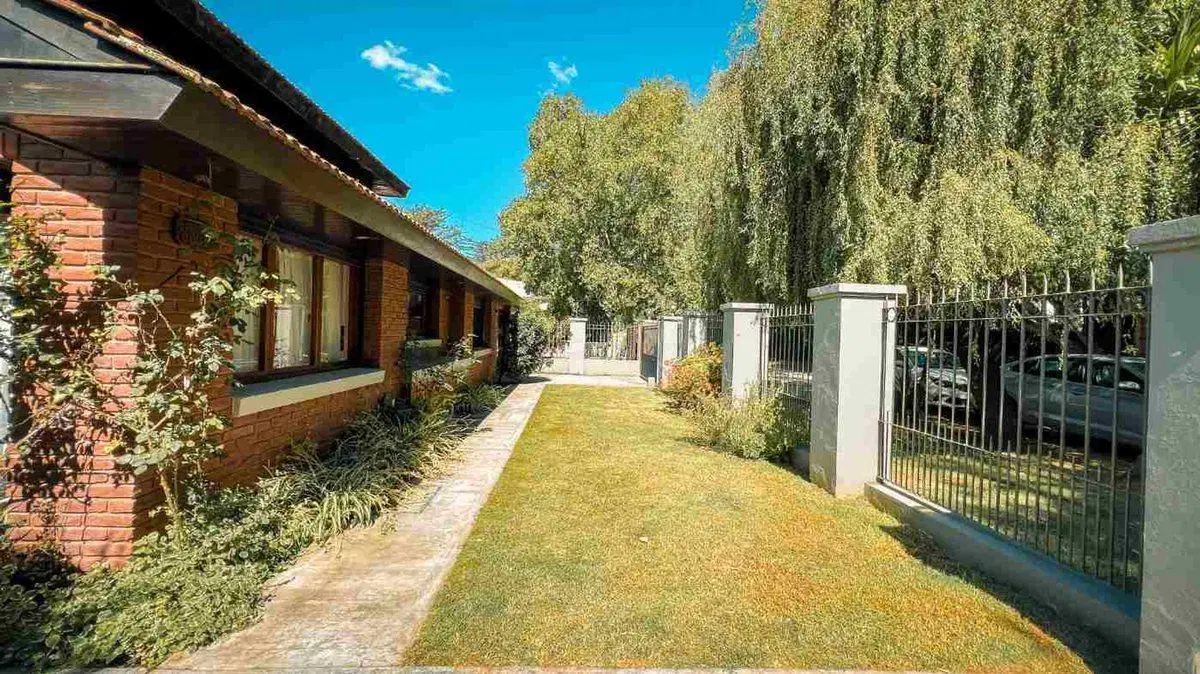 VENTA CASA 5 AMBIENTES CON PARQUE Y PISCINA 5
