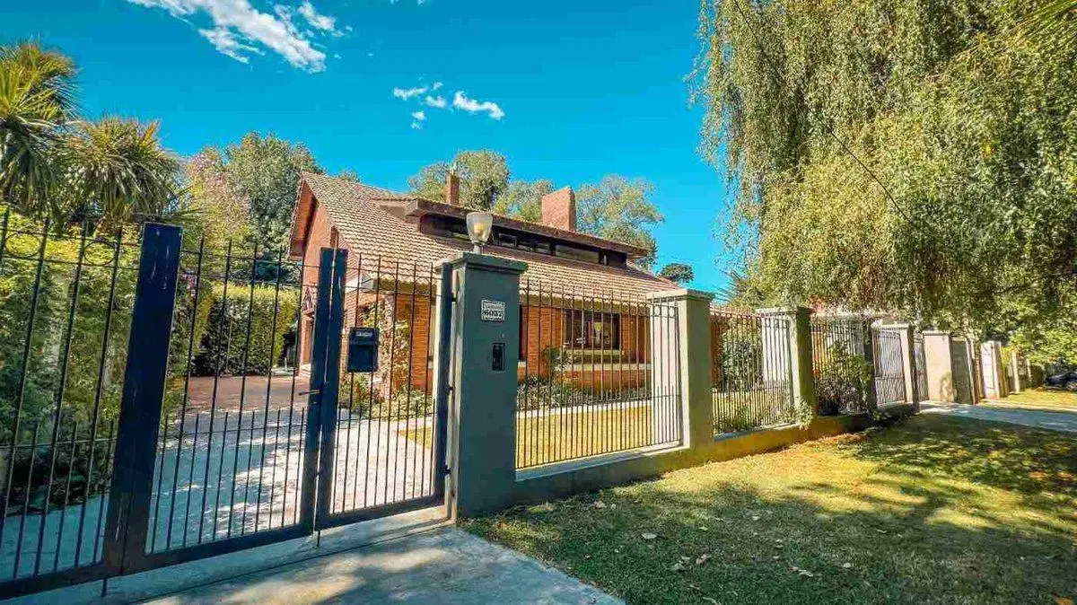 VENTA CASA 5 AMBIENTES CON PARQUE Y PISCINA 2