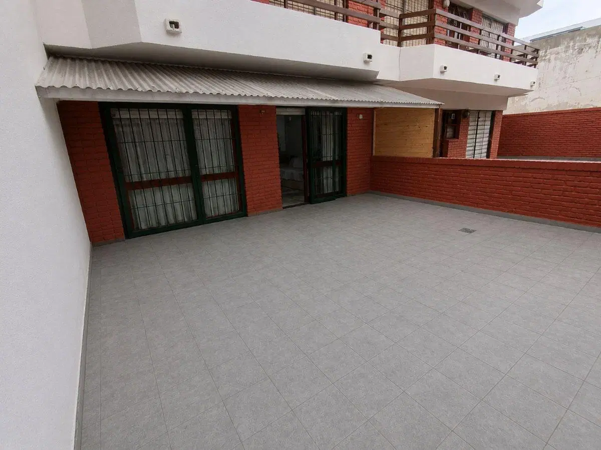 VENTA DEPARTAMENTO DOS AMBIENTES PATIO Y COCHERA 4
