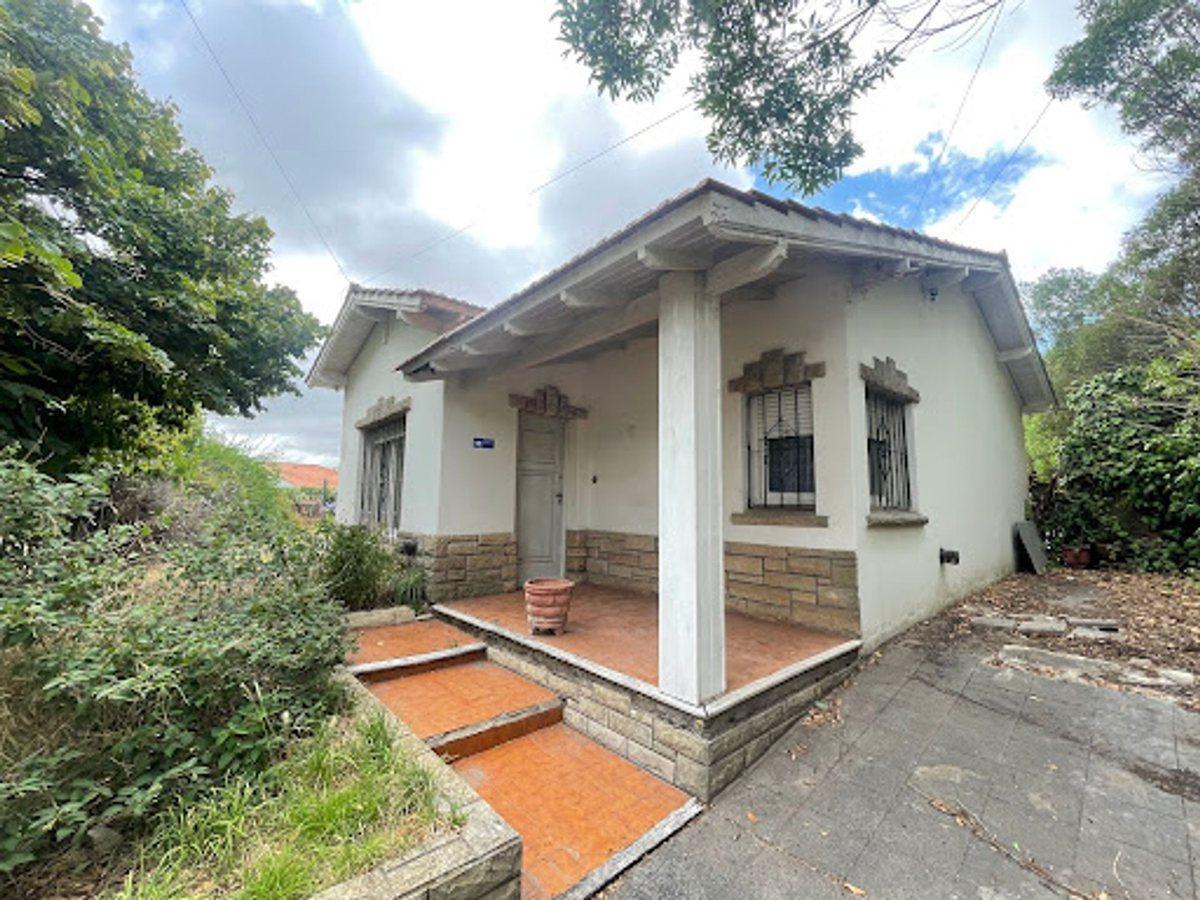 VENTA CASA 4 AMBIENTES CON GRAN PARQUE
