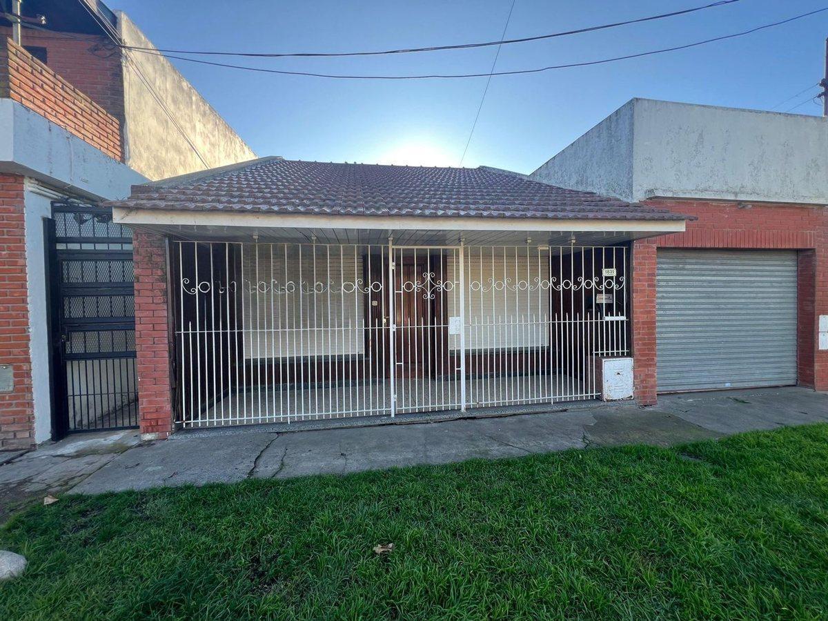 VENTA CASA 2 AMB CON QUINCHO-PARRILA Y COCHERA
