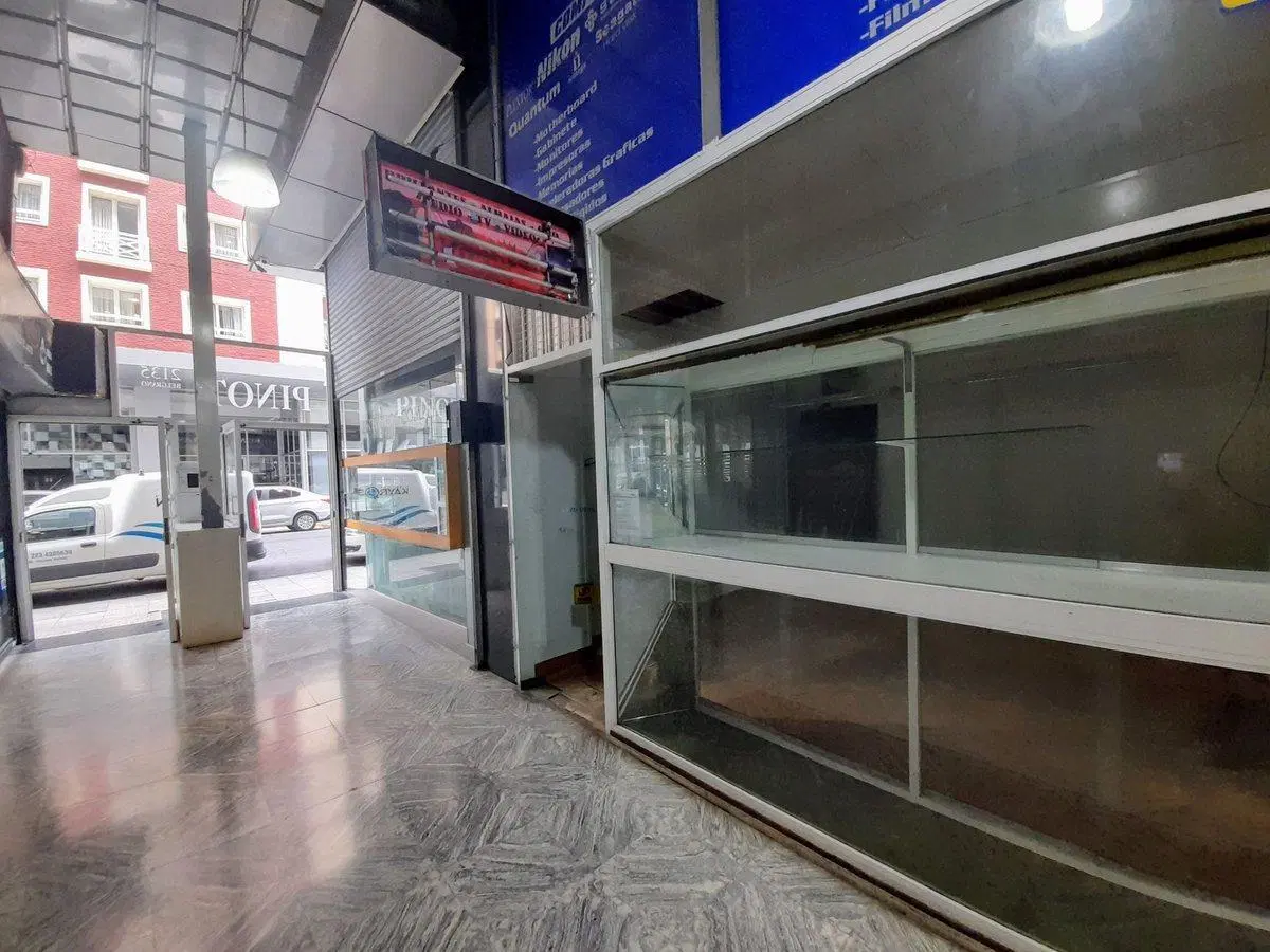 LOCAL EN VENTA REFACCIONADO A METROS DEL CASINO 4