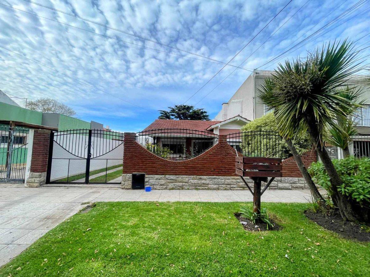 VENTA CASA 4 AMBIENTES MAS DEPARTAMENTO 2 AMB.