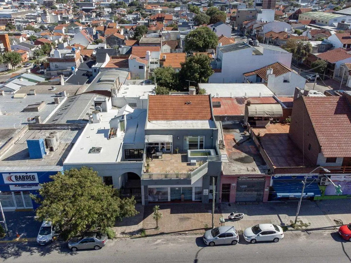 VENTA LOCAL Y DPTO 4 AMB RECICLADO AVENIDA JBJ 3