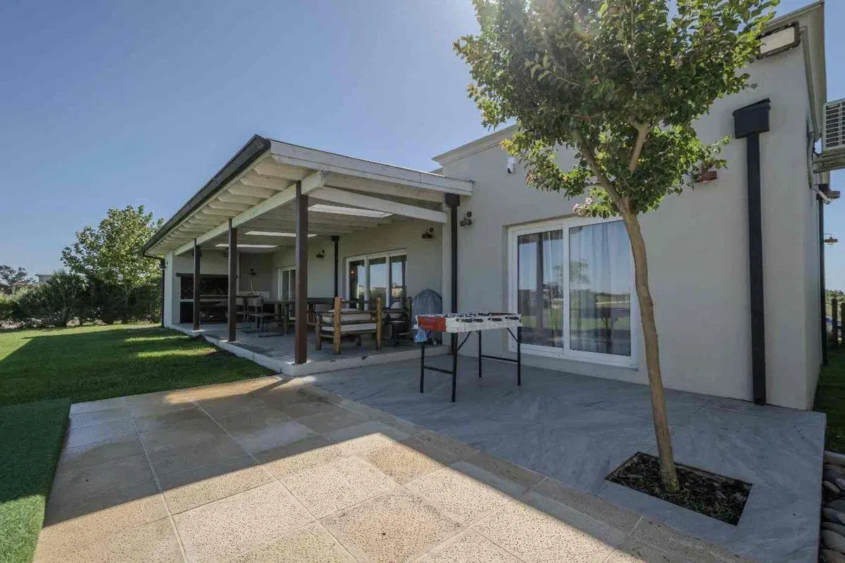 VENTA CASA 4 AMB CON PILETA EN BARRIO LA CERCANÍA 3