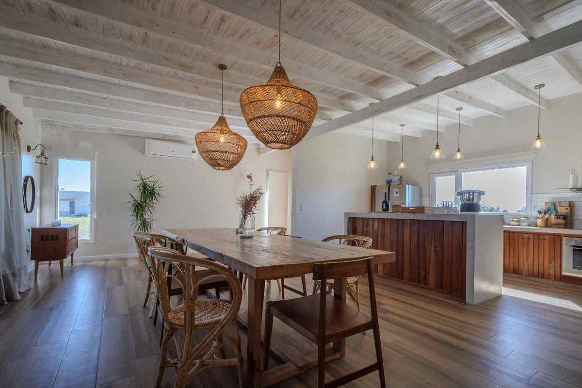 VENTA CASA 4 AMB CON PILETA EN BARRIO LA CERCANÍA